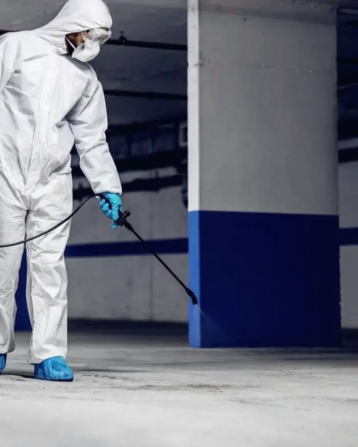 Technicien 4D&M en combinaison de protection pendant un traitement